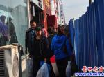 東升修路，最窄人行道僅寬50厘米