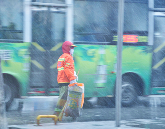 “遇雪”奮戰(zhàn)！冰雪中的橙色身影