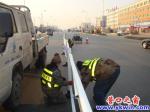 蓋州：清河大街安裝隔離防護(hù)欄
