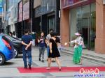 奇裝異服出現(xiàn)營(yíng)口街頭