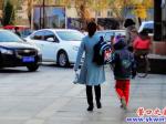 孜孜求學(xué)路 家長護(hù)子心