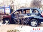 廢棄轎車扎根小區(qū)馬路無(wú)人管