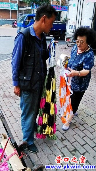 沿街賣吊床 難尋懸掛處