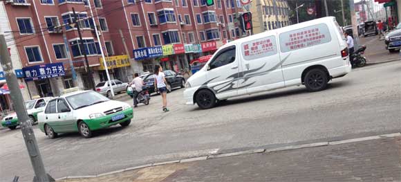 交通崗短暫停車也要遵紀(jì)守法