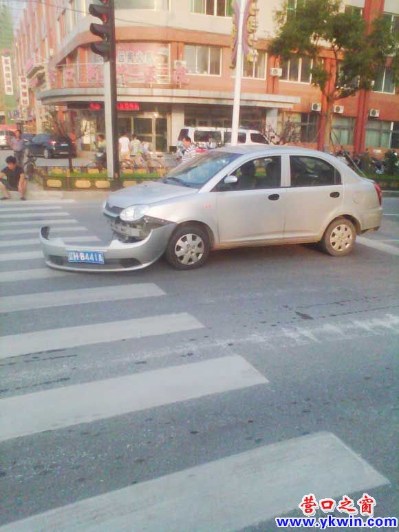 “無人殘車”占用十字路口影響交通