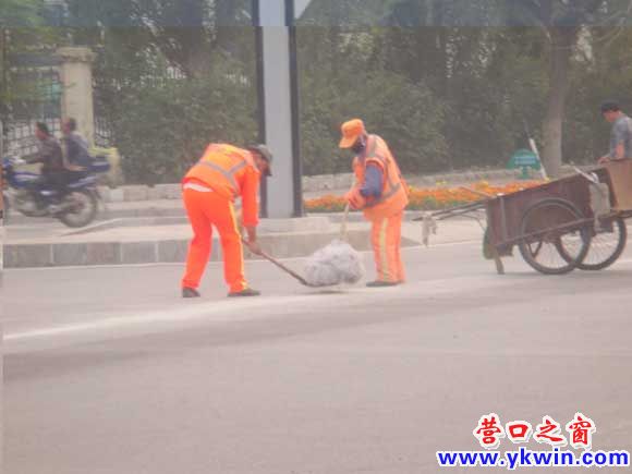 環(huán)衛(wèi)工車流中掃垃圾危險(xiǎn)大