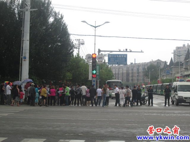 鲅魚(yú)圈：高考門(mén)外焦急等待的人