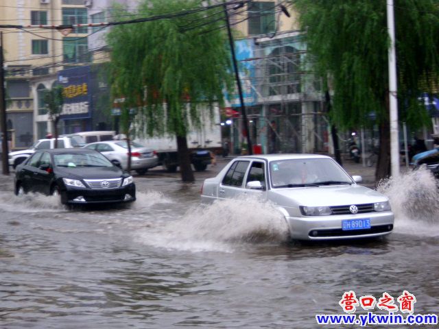 營口：公園路雨后成了公園河