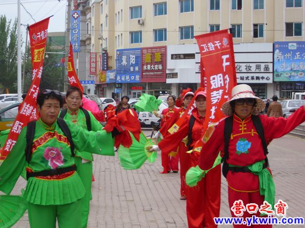 大媽扭秧歌 表情太難看
