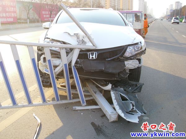 白轎車撞上白護欄