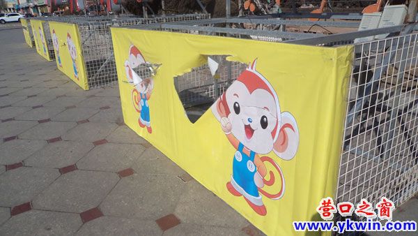 人民公園前“恭賀新春”小猴遭破壞
