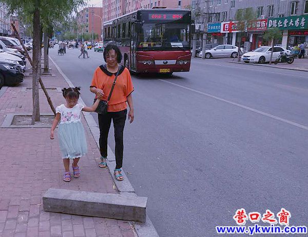 石條橫在路上   路人無奈繞行