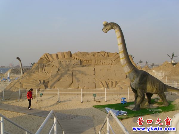 山海廣場(chǎng)沙雕面前驚現(xiàn)恐龍