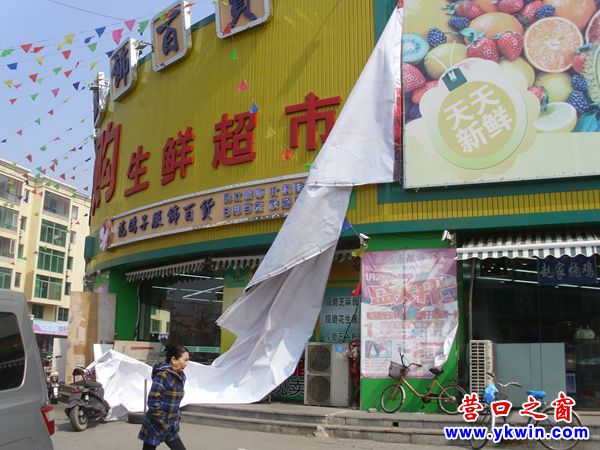 新廣告布三邊拖地 舊廣告畫(huà)重見(jiàn)天日