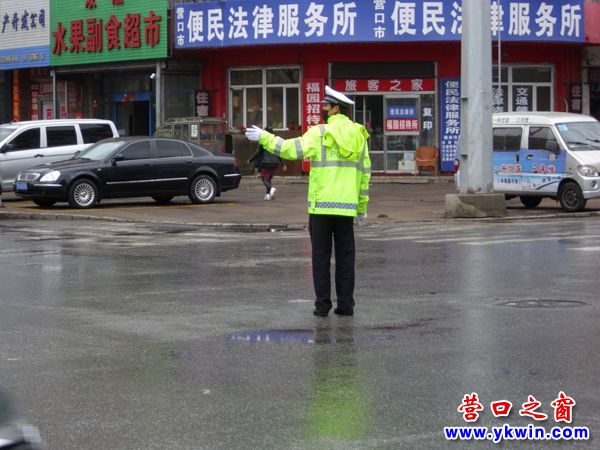 營(yíng)口市公園路兩路口雨中照樣暢通