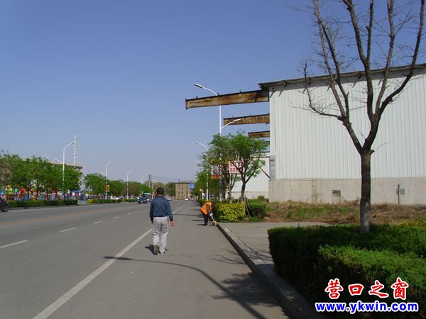 營(yíng)口老街路南巨大鋼梁伸向路邊