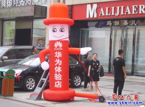 營口市府路邊來了一個無腿“先生”