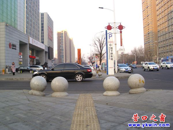 營(yíng)口萬(wàn)達(dá)北廣場(chǎng) 石球不再擋盲道