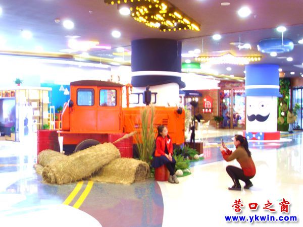 公社的拖拉機(jī)開(kāi)進(jìn)營(yíng)口萬(wàn)達(dá)廣場(chǎng)