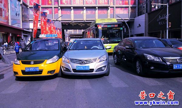 營口：兩車“貼面”同“毀容”