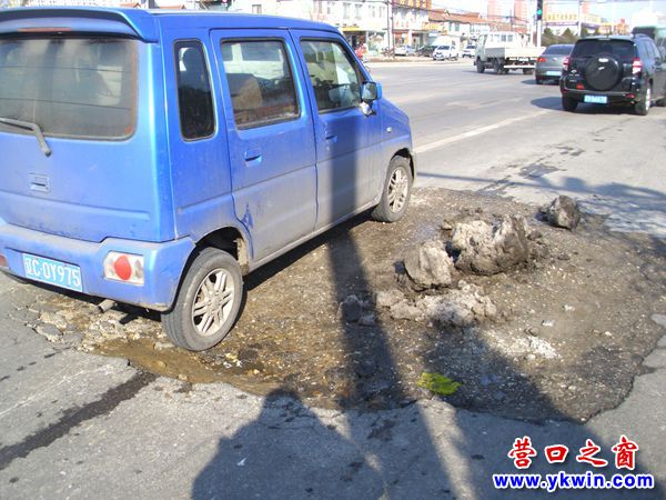 營(yíng)口市金牛山大街機(jī)動(dòng)車道現(xiàn)大坑