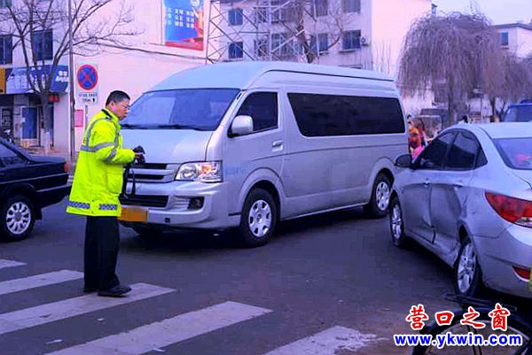 大清早兩車在十字路口撞了