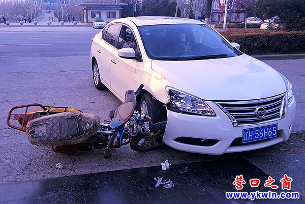 嚇人！一東風(fēng)日產(chǎn)與摩托車相撞