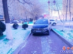 營(yíng)口：車(chē)輛霸占人行道   行人無(wú)路可走