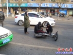 女司機(jī)開(kāi)轎車(chē)撞倒騎電動(dòng)車(chē)?yán)衔?/></a></dt>
          <a href=
