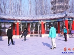 抓拍！楞嚴寺公園踢毽子