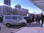 私家車(chē)站點(diǎn)停滿(mǎn)  公交車(chē)被迫“讓位”