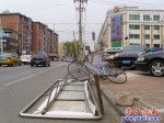 六七級(jí)風(fēng)把自行車(chē)廣告牌刮倒