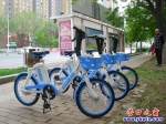共享電動(dòng)車亮相營(yíng)口市渤海大街邊