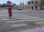 當(dāng)心！路上有個坑  坑人又坑車