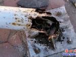 驚險！小區(qū)路燈突然倒下
