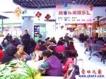 冬天，錦聯(lián)超市顧客休閑娛樂區(qū)成了老年人的天堂