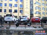 街邊廣告牌臥倒抗臺風(fēng)巴威
