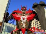 兩個(gè)高大“武士”鎮(zhèn)守廣場