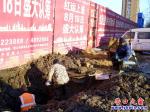 新興大街“涌泉”已經(jīng)止住，提醒路人注意殘冰