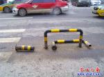 提示：街中鐵管脫離 擋車(chē)暫時(shí)落空