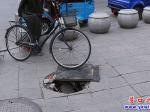 警惕！大潤發(fā)門前井蓋缺失 請過往行人及時躲避