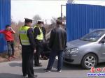 營(yíng)口一男子過馬路遭私家車碾腳！