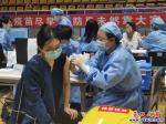 大石橋市民冒雨打疫苗，醫(yī)護人員戰(zhàn)斗到深夜