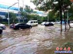 營(yíng)口市：急雨讓路變河 汽車(chē)“游泳”前行