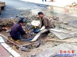 營口市：小馬路突噴水柱 軋道機承擔責(zé)任