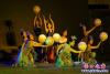 藝術(shù)劇院在老街上演3