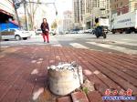 營口市：人行道上為何留塊絆腳石？