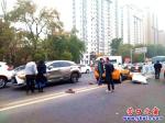 營口市渤海大街：遼H撞倒隔離護欄蹭傷遼A