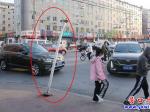 新興大街：路牌掉頭彎腰 主人快來救我！