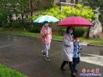 鲅魚圈：雨中核酸檢測現(xiàn)場
